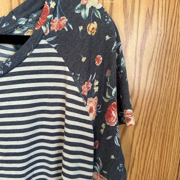 Torrid classic T-shirt 2X EUC blue and white stripes floral sleeves soft - Picture 3 of 4